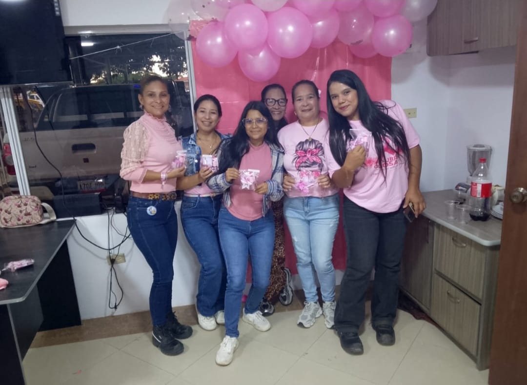 Equipo de INVALMORCA reunido en la oficina durante una jornada de sensibilización
